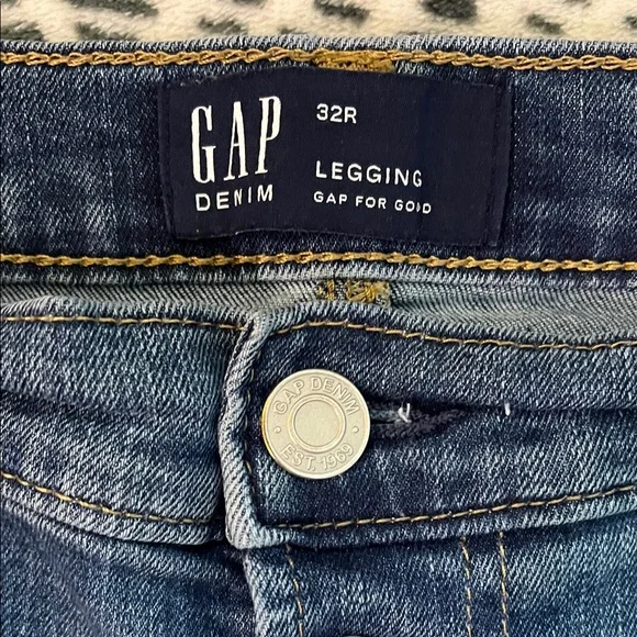 GAP High-Rise Button-Fly Jeans in Medium Blue Wash - Picture 2 of 8